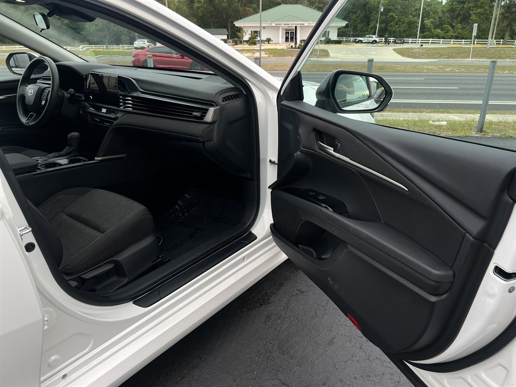 2025 Toyota Camry LE - Photo 14