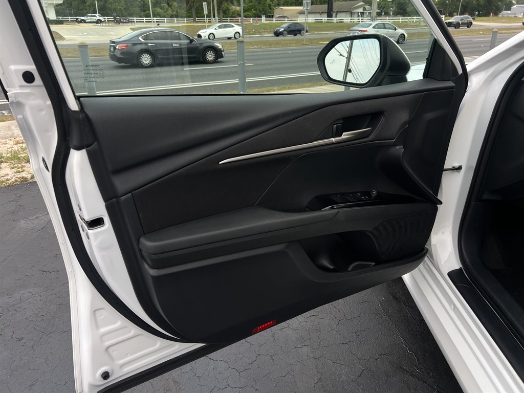 2025 Toyota Camry LE - Photo 6